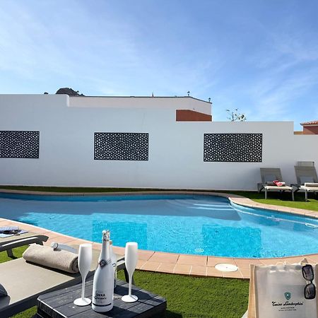 Villa Amorio A Spacious Modern Getaway With A Private Heated Pool & Sea Views 아데제 외부 사진