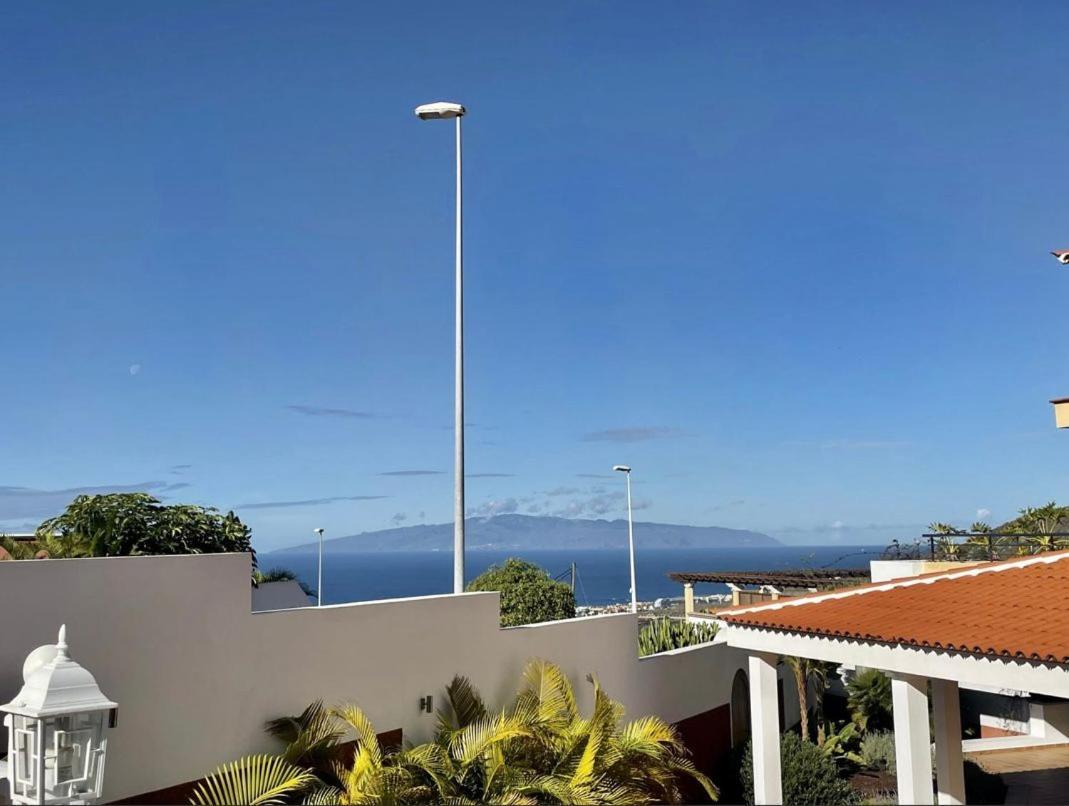 Villa Amorio A Spacious Modern Getaway With A Private Heated Pool & Sea Views 아데제 외부 사진