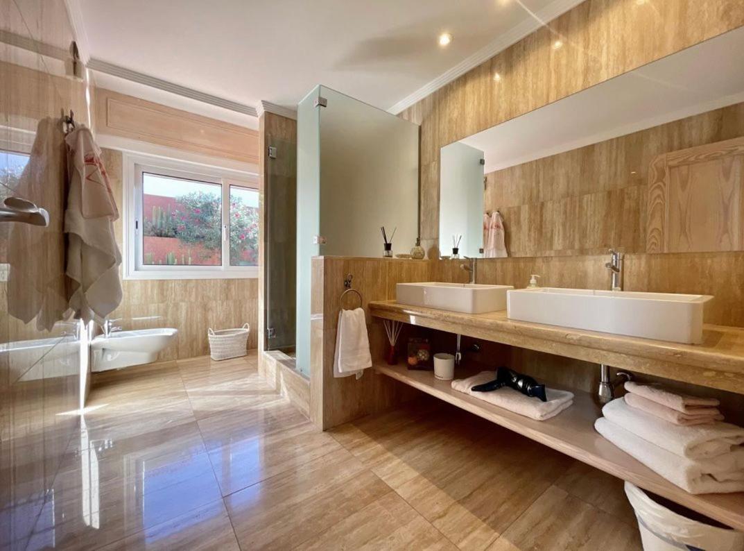 Villa Amorio A Spacious Modern Getaway With A Private Heated Pool & Sea Views 아데제 외부 사진