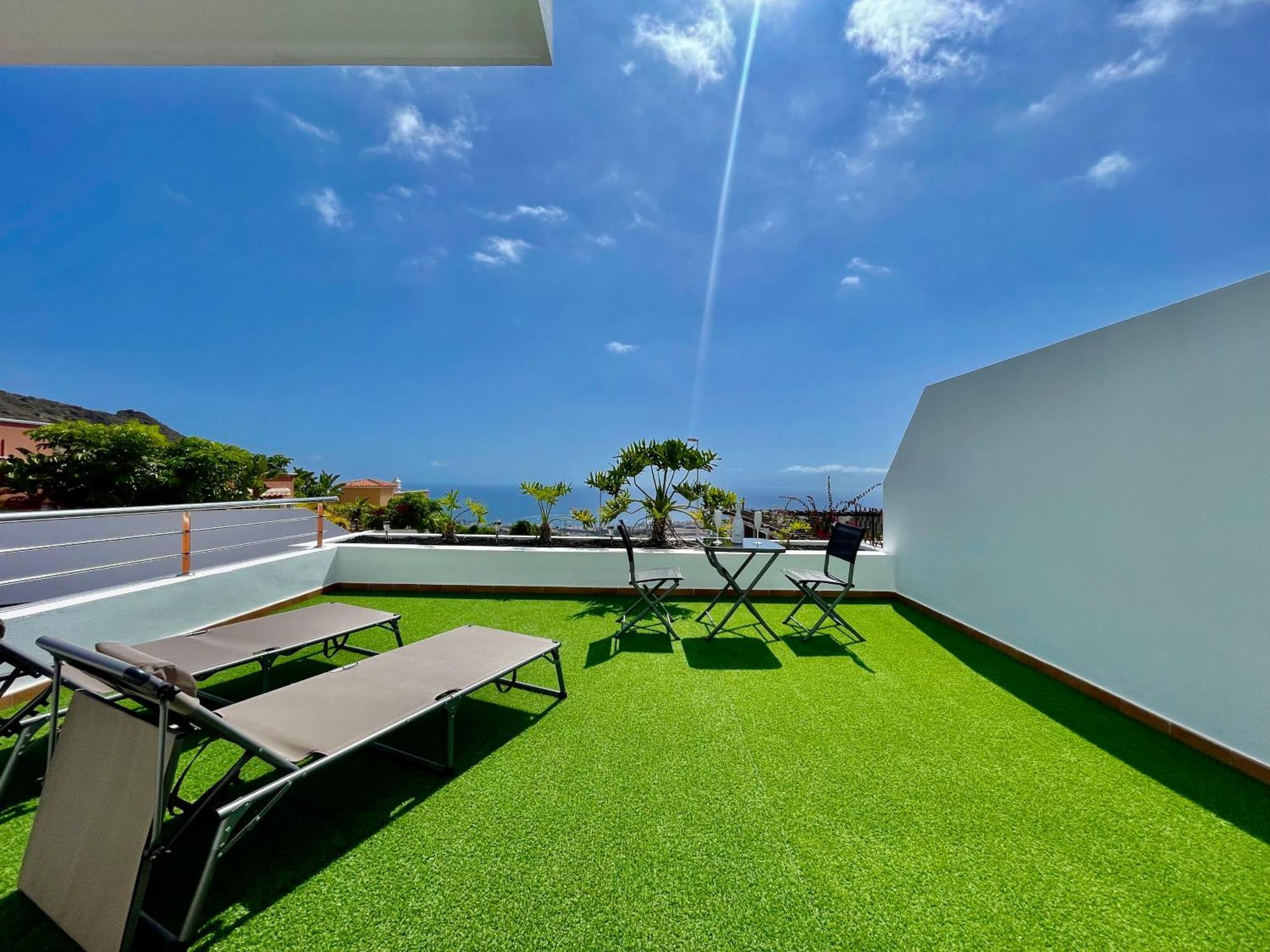 Villa Amorio A Spacious Modern Getaway With A Private Heated Pool & Sea Views 아데제 외부 사진