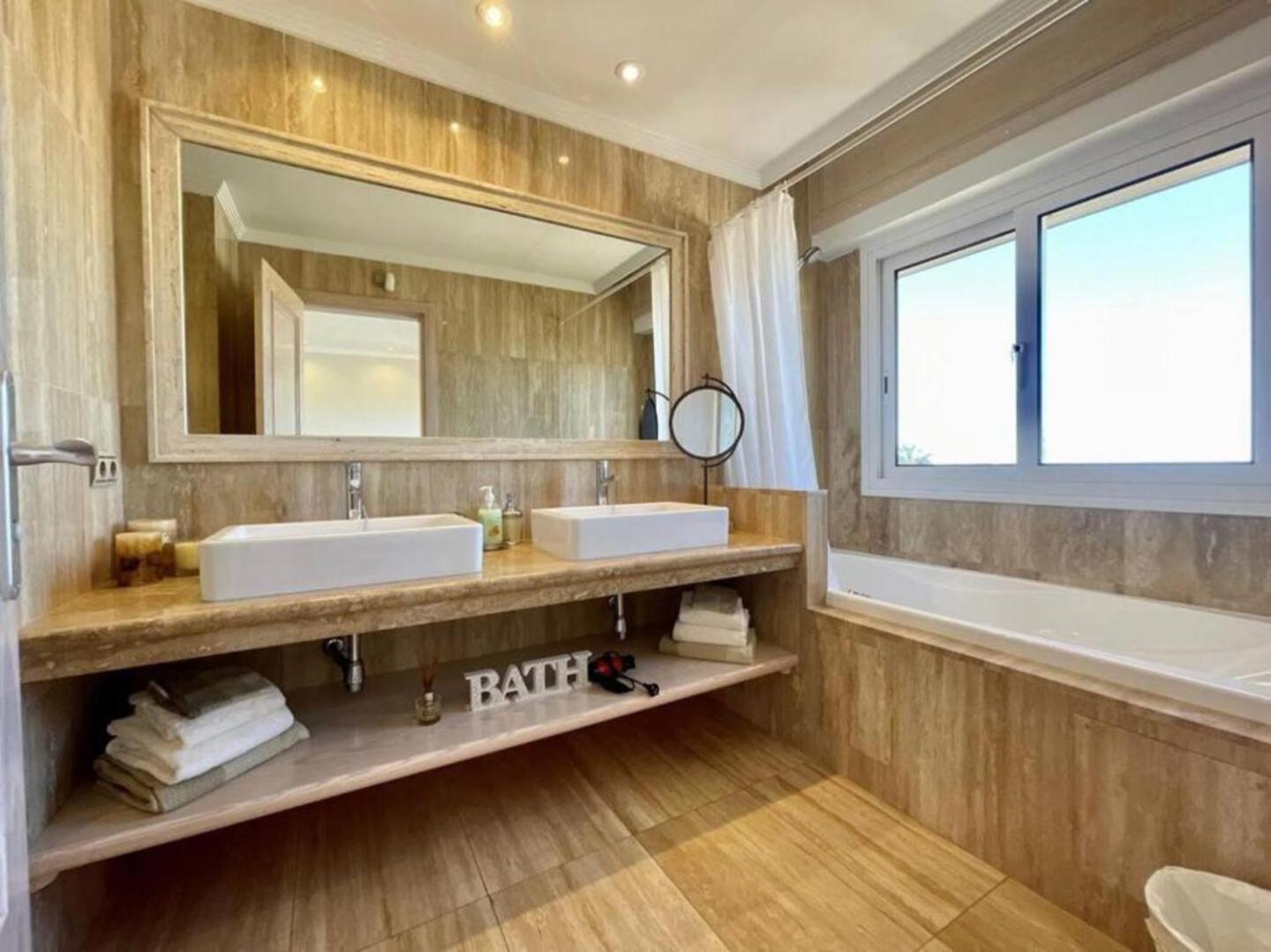 Villa Amorio A Spacious Modern Getaway With A Private Heated Pool & Sea Views 아데제 외부 사진