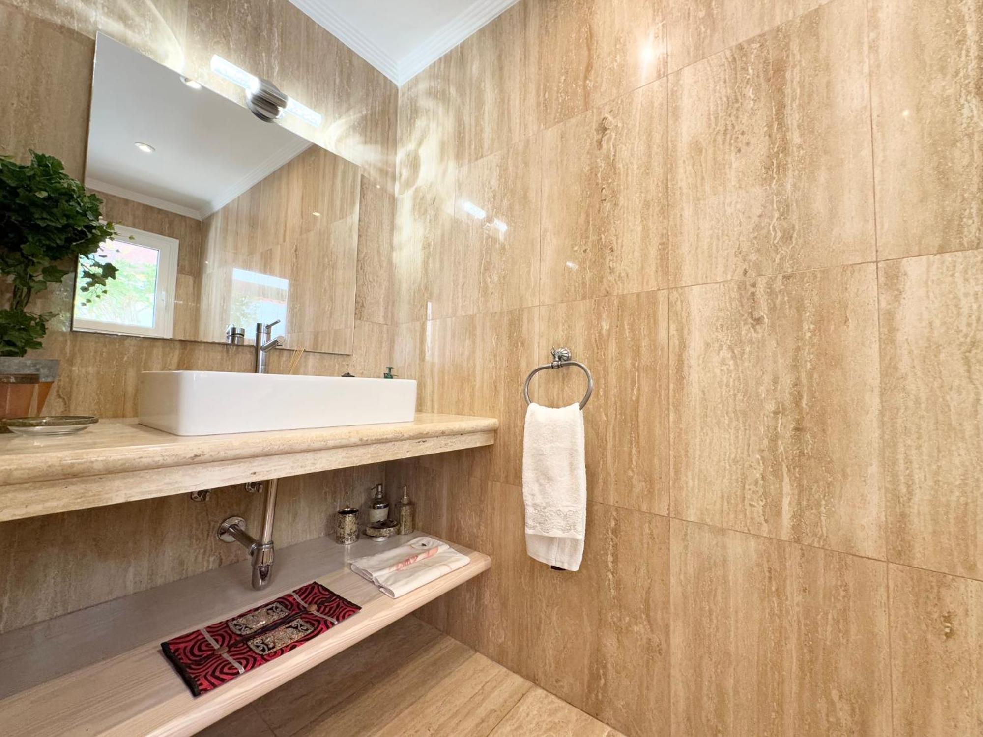 Villa Amorio A Spacious Modern Getaway With A Private Heated Pool & Sea Views 아데제 외부 사진
