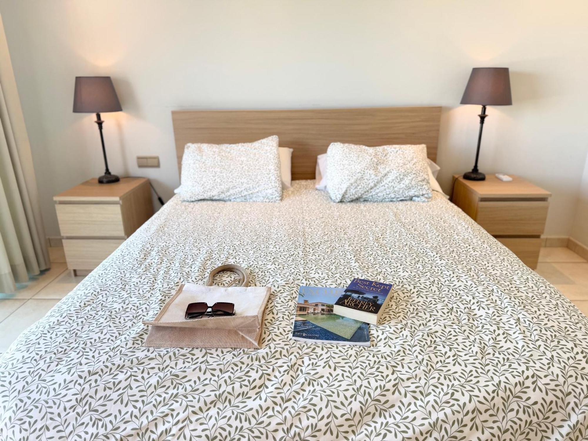 Villa Amorio A Spacious Modern Getaway With A Private Heated Pool & Sea Views 아데제 외부 사진