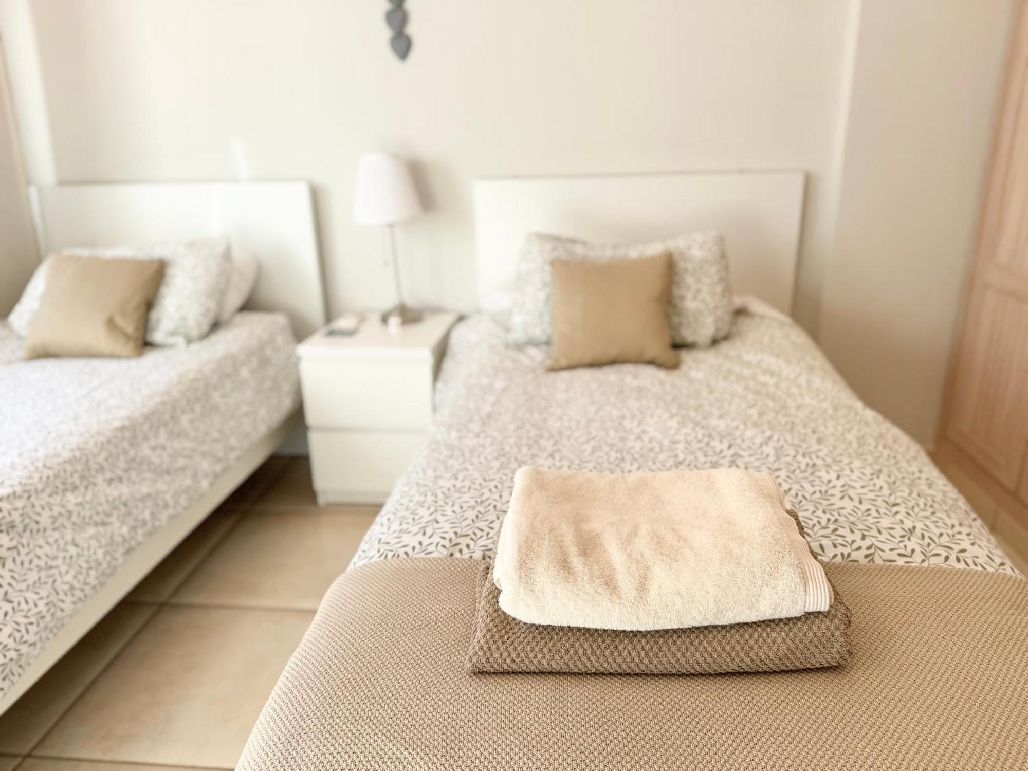 Villa Amorio A Spacious Modern Getaway With A Private Heated Pool & Sea Views 아데제 외부 사진