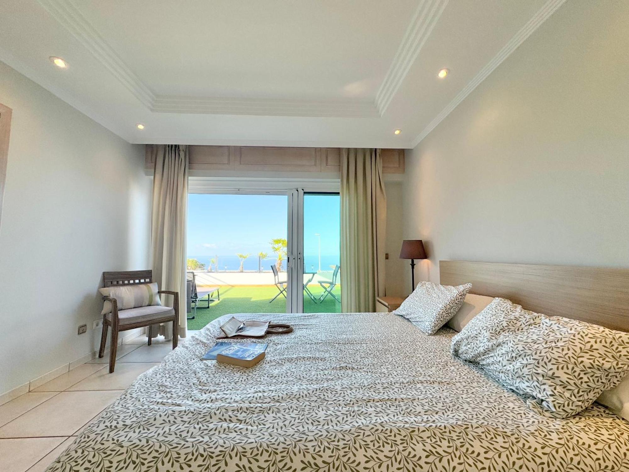 Villa Amorio A Spacious Modern Getaway With A Private Heated Pool & Sea Views 아데제 외부 사진