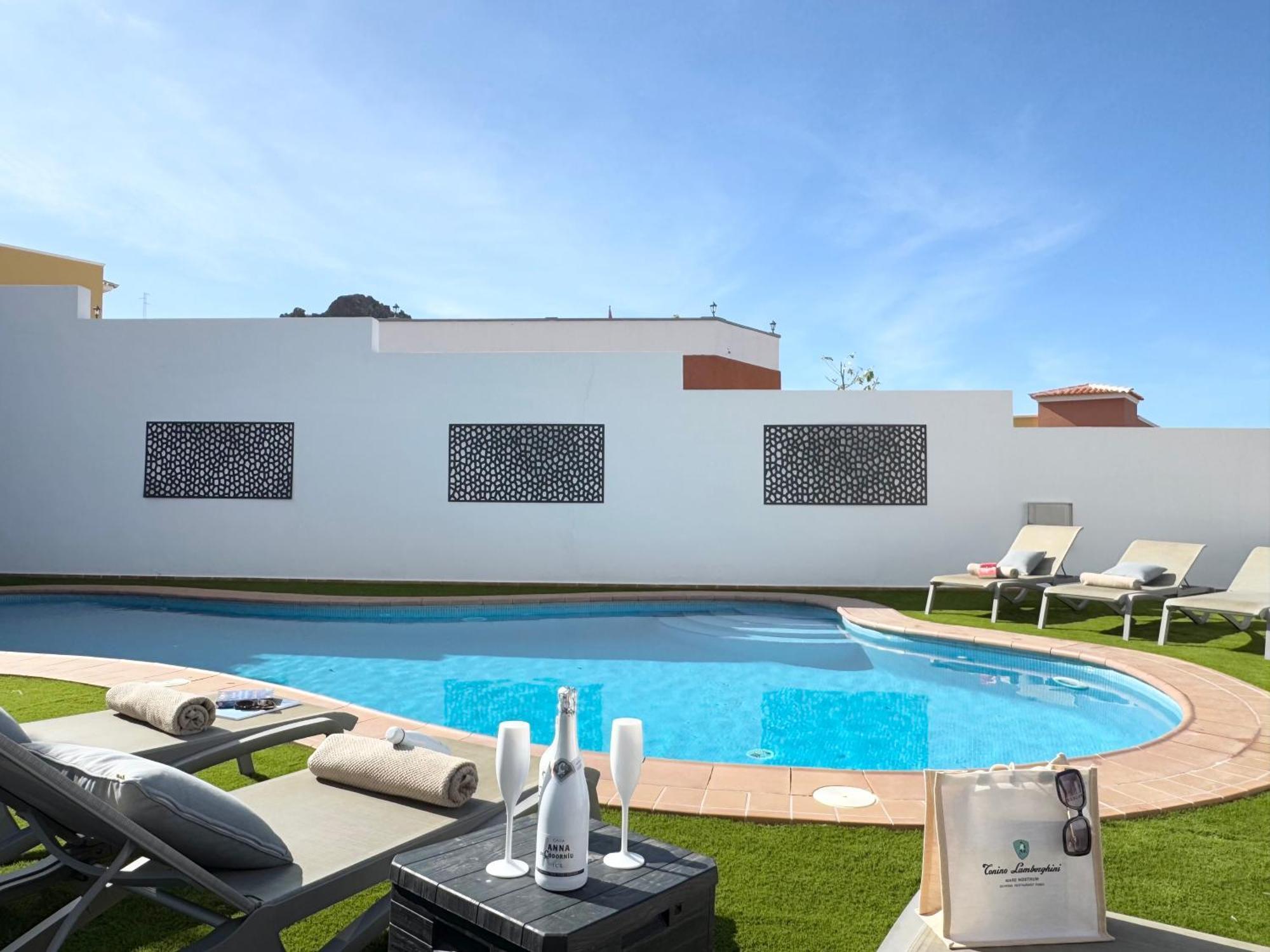 Villa Amorio A Spacious Modern Getaway With A Private Heated Pool & Sea Views 아데제 외부 사진