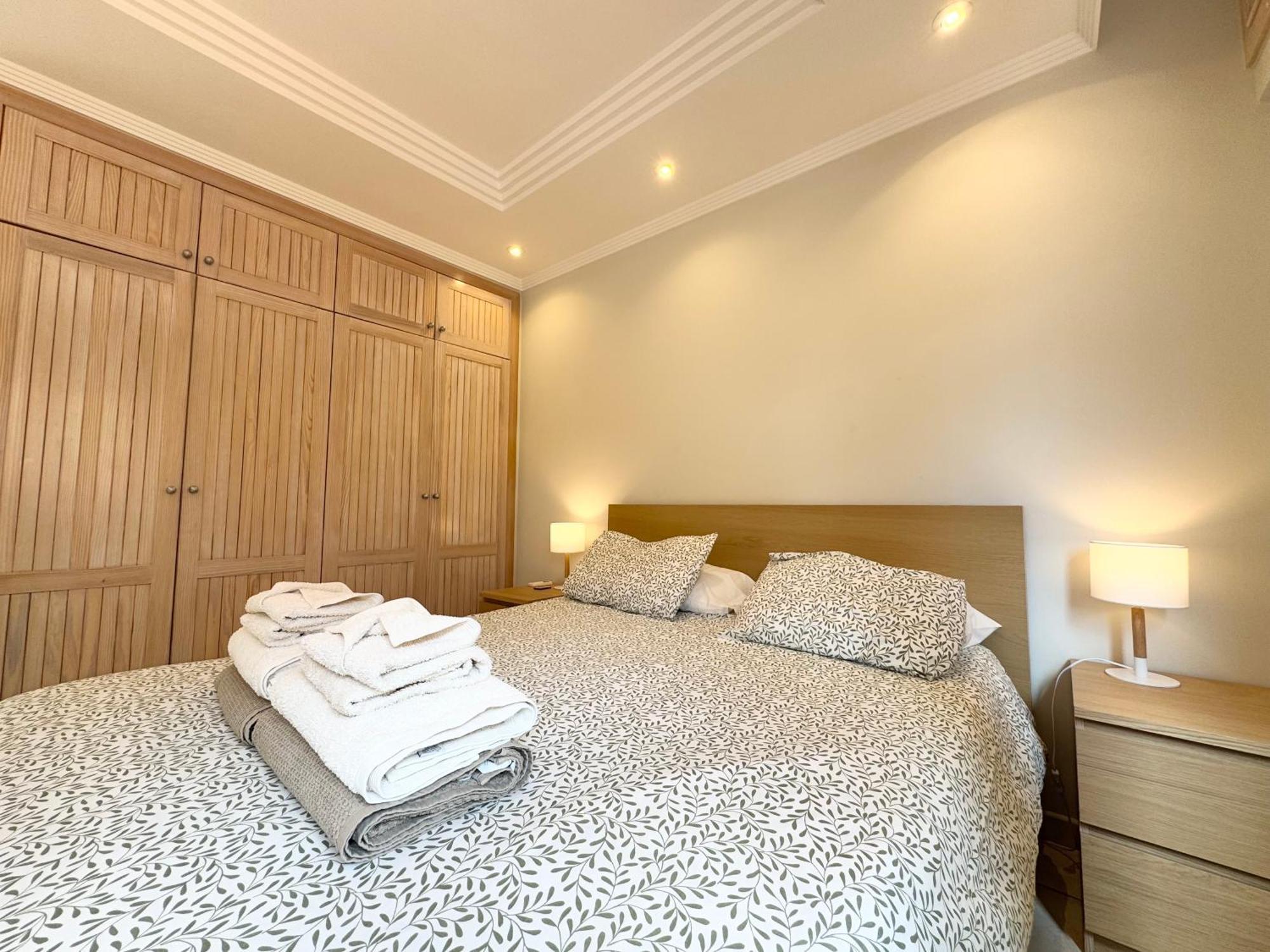 Villa Amorio A Spacious Modern Getaway With A Private Heated Pool & Sea Views 아데제 외부 사진