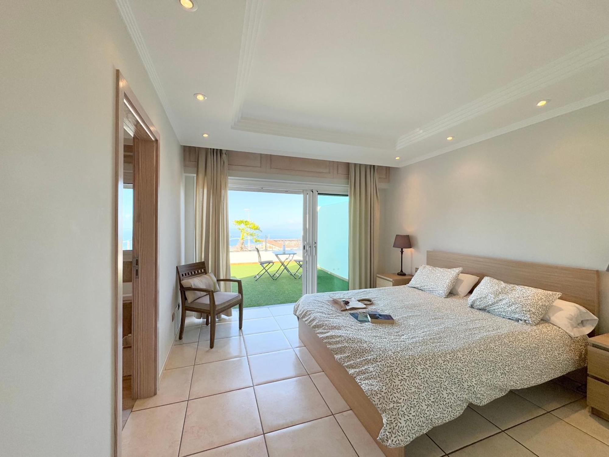 Villa Amorio A Spacious Modern Getaway With A Private Heated Pool & Sea Views 아데제 외부 사진
