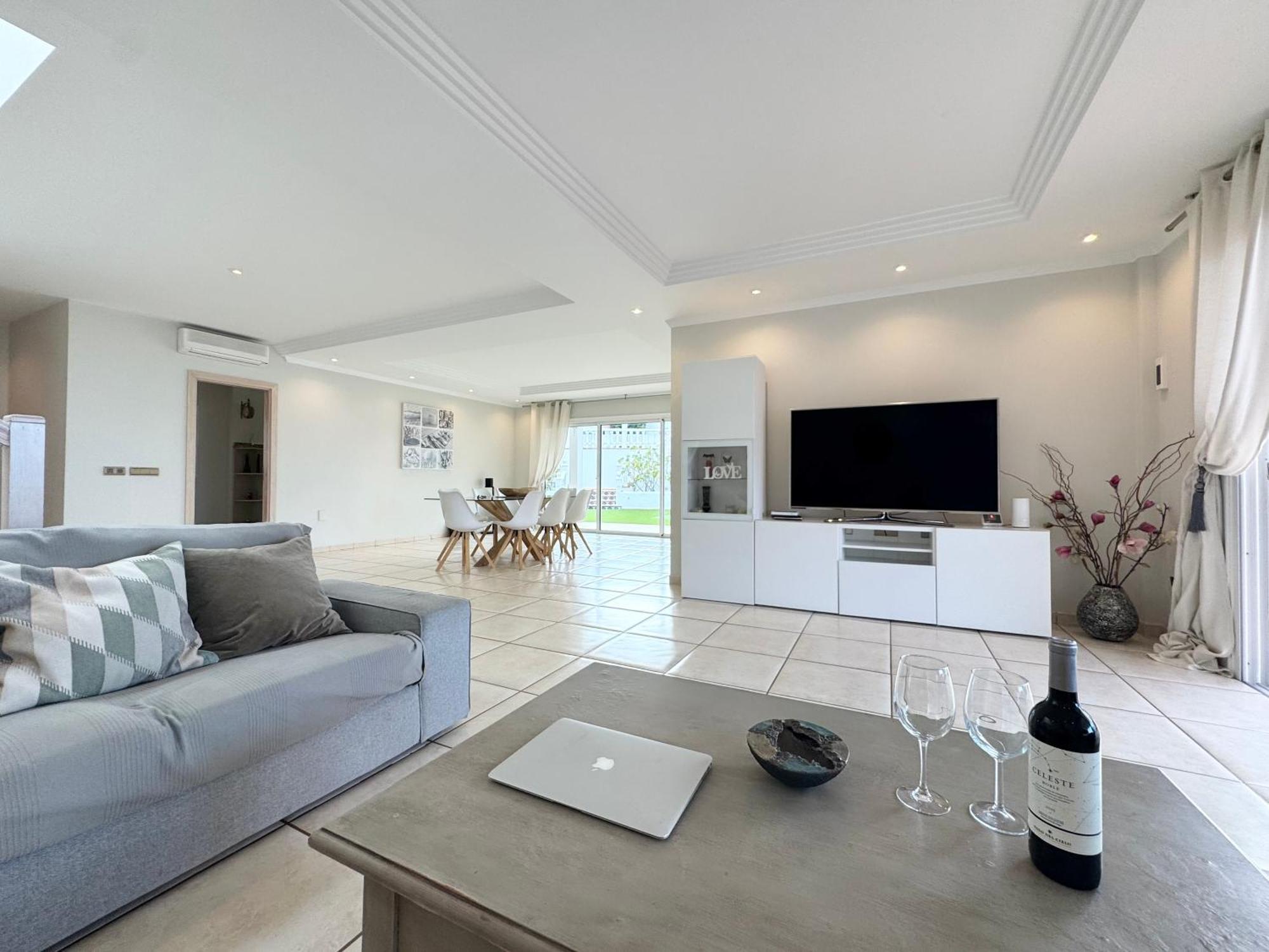 Villa Amorio A Spacious Modern Getaway With A Private Heated Pool & Sea Views 아데제 외부 사진