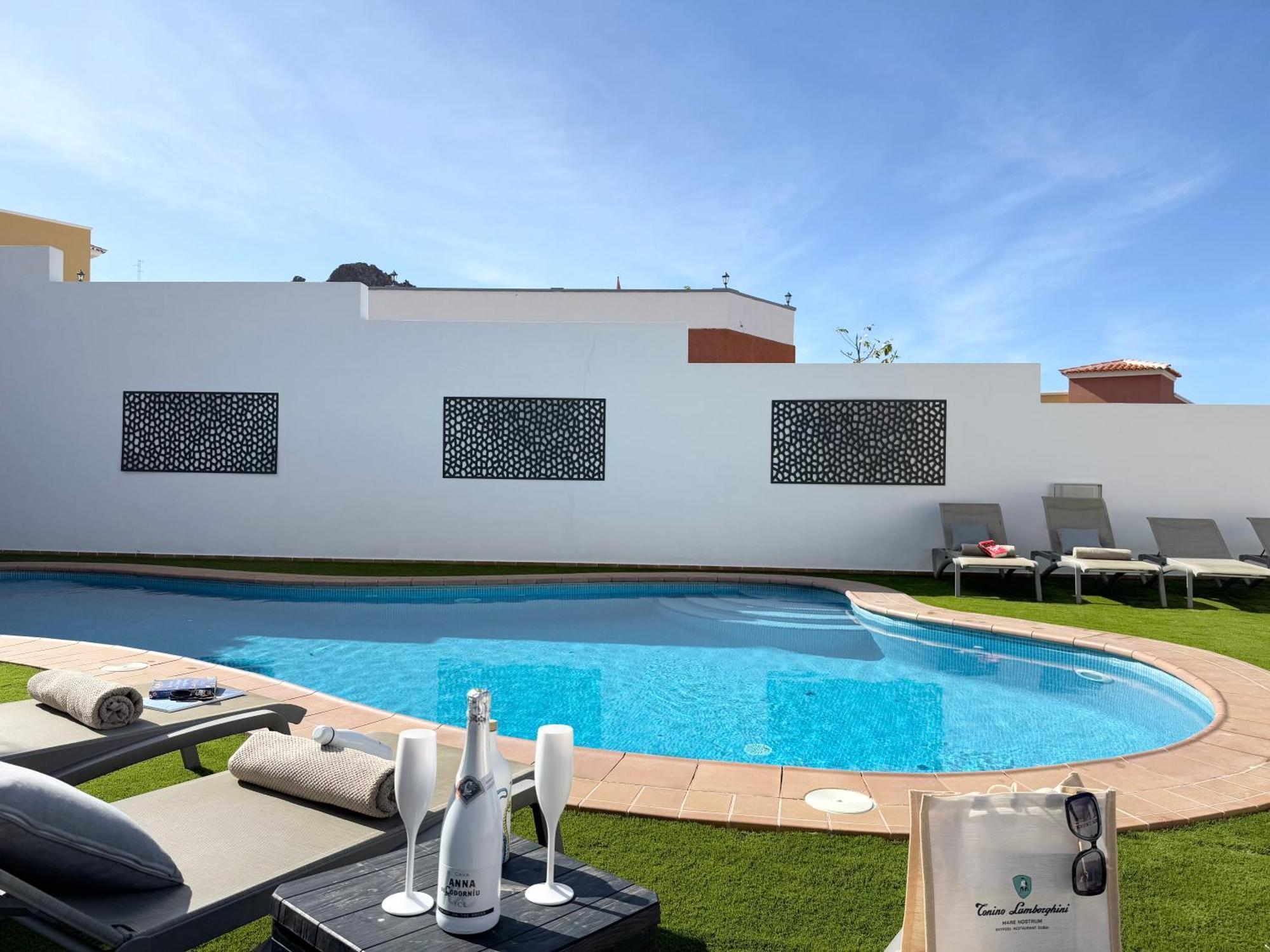 Villa Amorio A Spacious Modern Getaway With A Private Heated Pool & Sea Views 아데제 외부 사진